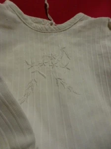 ancienne belle brassiére  doublée  piqué fantaisie ,festons ,brodés main ,bébé  - Picture 1 of 1