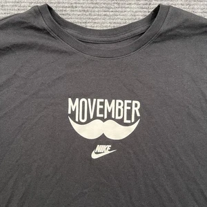 Nike Movember Moustache Grow Herren-T-Shirt Größe Large sportlicher Schnitt schwarz neu ohne Etikett - Bild 1 von 4