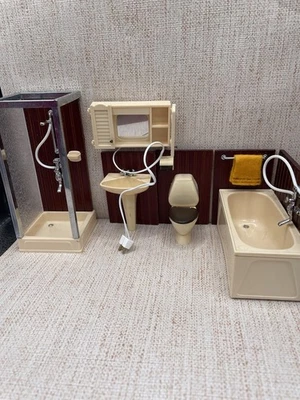 Lundby bathroom set cream w dark wood back boards. Lighted cabinet included. - Image 1 of 4
