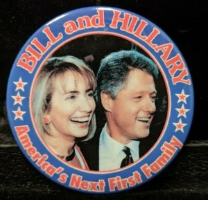 Vintage '96 große Hilary und Bill Clinton Präsident Pin Pinback Button B4-3-2-R - Bild 1 von 3