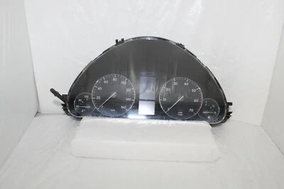 Cuadro de instrumentos velocímetro 05 Mercedes Clase C C230 C320 116.728 millas Foto 1 de 4
