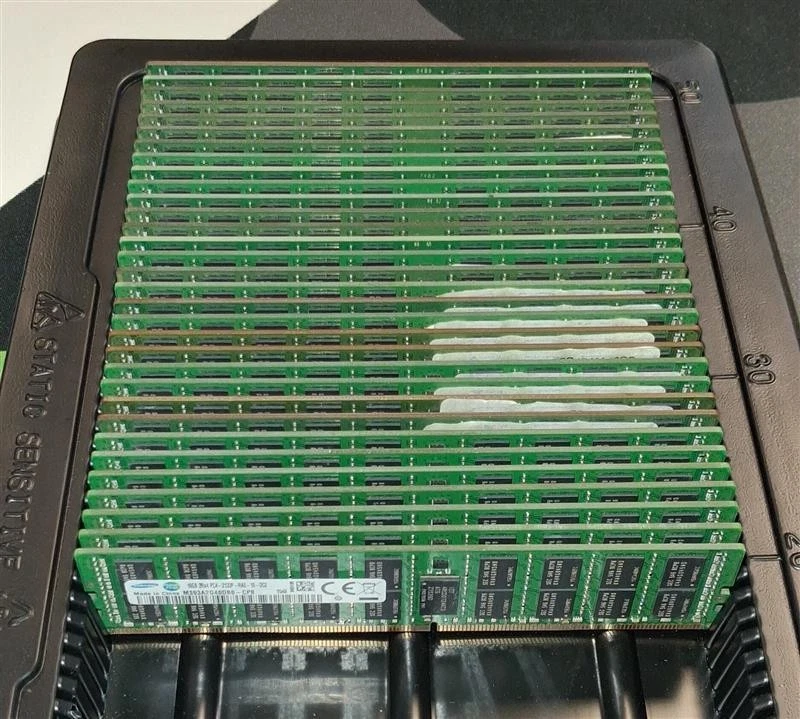 32x 16GB Samsung PC4-17000 (DDR4-2133) Arbeitsspeicher (M393A2G40DB0-CPB0Q) - Bild 1 von 1