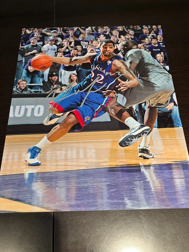 Foto autografiada por Marcus Morris de 11x14 Kansas Foto 1 de 2