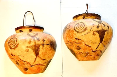 Juego de 2 jarrones colgantes de pared tribales de cerámica 9 x 9" usados excelente estado Foto 1 de 4