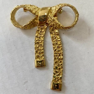 Vintage NUGGET STIL GOLDFARBENE SCHLEIFE BROSCHE ANSTECKNADEL - GELENKIG! EUC - Bild 1 von 5
