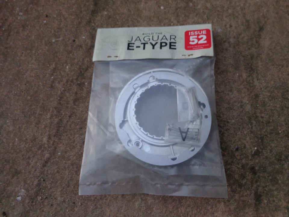 1/8 DEAGOSTINI COSTRUISCI LA TUA AUTO JAGUAR E-TYPE NUMERO 52 SOLO PARTE - Immagine 1 di 1