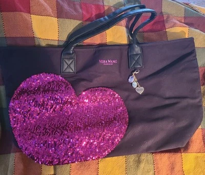 Bolso de Mano Vera Wang Negro con Diseño de Corazón Rosa Usado en Excelente Condición Foto 1 de 4
