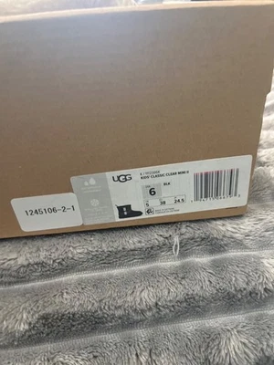 UGG Kids Classic Clear Mini II Talla 6 Foto 1 de 4