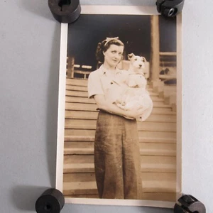 Fotografía instantánea vintage mujer bonita sosteniendo Jack Russell Terrier años 30 - Imagen 1 de 3