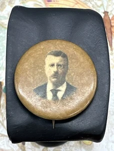 ANTIKER TEDDY ROOSEVELT 1904 F.F. PULVER Co. BUTTON PIN Werbung N.Y. 1,25" - Bild 1 von 4