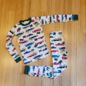 Conjunto de pijama largo de invierno con estampado navideño Hanna Andersson árbol coche camión - Imagen 1 de 9