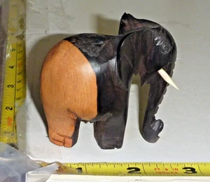 Estatuilla de elefante de madera pequeña de colección - tallada a mano - tronco - colmillos blancos - rara - Imagen 1 de 7