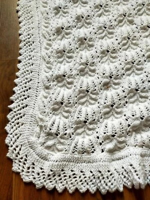 Mantón blanco tejido a mano para bebé - Manta para cuna o manta para cochecito Foto 1 de 2