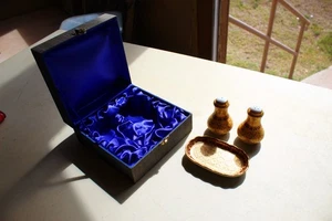 Benjarong porcelain salt and pepper shakers with plate made in Thailand - Picture 1 of 23