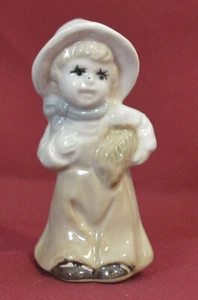 Vintage Porzellan Ernte Mädchen hält Fisch Figur 3 1/2" - Bild 1 von 4