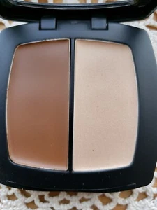Nuance Salma Hayek Illuminating Blush Bronzer Duo~530 Pearl Light & Shaded Sand - Picture 1 of 5