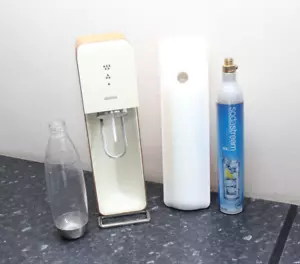 Soda Stream Source Macchina Legno con Soda Stream Source Bottiglia e Cilindro NOTE - Foto 1 di 23