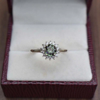 Anillo de compromiso solitario de plata de ley 925 con topacio místico de forma redonda para mujer Foto 1 de 4