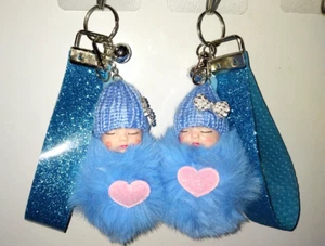 Schlüsselanhänger Bommel schlafend Baby für Schlüssel, Rucksack Handtasche + Anhänger BLAU weich süß B - Bild 1 von 4