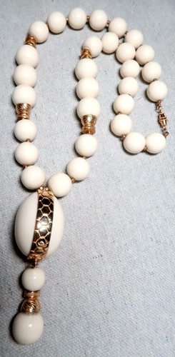 OFF WHITE SPLENDIDA COLLANA VINTAGE LUCITE BIANCO SPORCO CON PERLE TONO ORO
