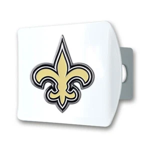NEW ORLEANS SAINTS, EMBLEMA DE COLOR SOBRE CUBIERTA DE ENGANCHE DE METAL BLANCO DE FANMATS - Imagen 1 de 3