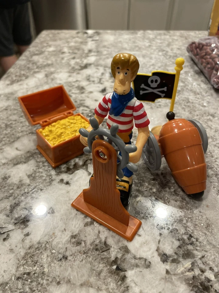 Figura peluda pirata Scooby Doo con cañón, cofre del tesoro, bandera y rueda de barco Foto 1 de 4