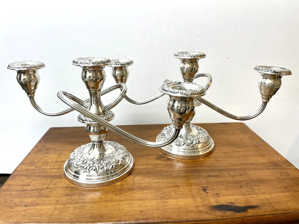 Par de castiçais S. Kirk and Son Sterling Sliver Repousse - Imagem 1 de 4