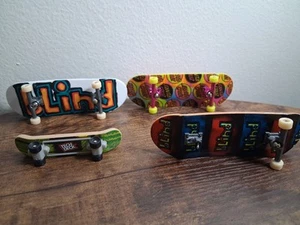 Tech Deck Skateboard 4 Stück Blind + Santa Cruz + Mini Truck fehlt auf einem  - Bild 1 von 10