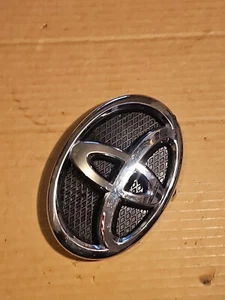 TOYOTA YARIS FRONT GRILLE EMBLEM BADGE 753110D030 IN GOOD CONDITION - Picture 1 of 5