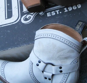 Dingo Gummy Bear Embroidered Snip Toe Pull On Off White Boots Women's Size 7.5 M - Picture 1 of 11