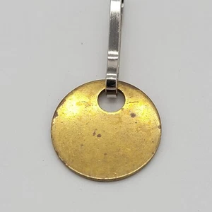 Messing Medaillon Kreis Anhänger Vintage 1/2" Markenlos Schlüsselanhänger Werkzeug ID - Bild 1 von 4