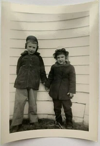 Vintage 1940s Snapshot of 2 Kids Posing against a house. Creepy Siblings - Picture 1 of 2