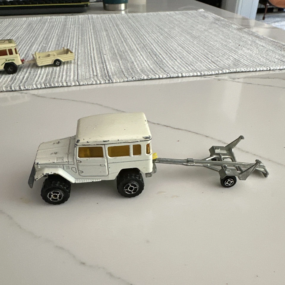  TOYOTO LAND ROVER DEFENDER CON REMOLQUE ESCALA 1:16 MAJORETTE  Foto 1 de 4