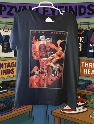 Camiseta promocional de la película Hellboy "He's Got Demons" (2019) Foto 1 de 4