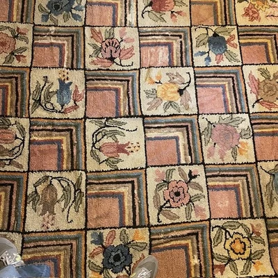 Alfombra grande antigua hecha a mano folclórica americana enganchada 11'6" x 9' principios del siglo XX Foto 1 de 4