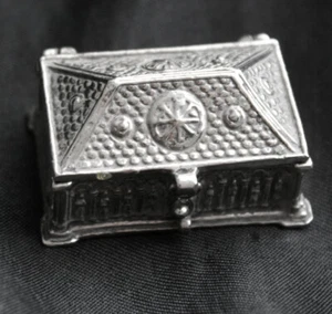 Portapillole vintage in placcato argento a forma di cofanetto foderato in velluto - Foto 1 di 6