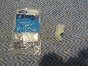 NOS 1991 1992 1993 1994 1995 1996 FORD ESCORT UNDER HOOD PROP ROD RETAINER CLIP - Picture 1 of 3