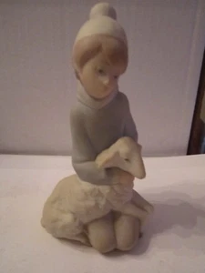 LLADRO BOY SITTING DOWN HOLDING A SHEEP - MATTE FINISH - 6" TALL - TUB VP - Picture 1 of 5