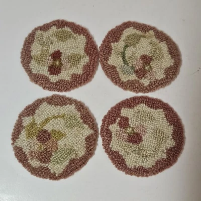 Juego de 4 Posavasos Enganchados de Lana Hechos a Mano Rosa Floral Primitivo Cottagecore Foto 1 de 4