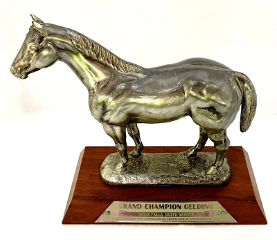 AMERICAN QUARTER HORSE ASSOCIATION 1975 GRAND CHAMPION TROPHY AWARD STATUE - Image 1 of 4