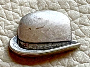 BOWLER HUT ZINN CITY GENT KRAWATTENNADEL ABZEICHEN - Bild 1 von 3