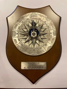 CREST IN METALLO E SMALTI LEGA NAVALE ITALIANA SEZIONE DI CAGLIARI 25 X 18 CM - Foto 1 di 3