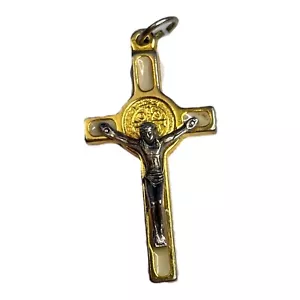 Ciondolo Crocifisso Cattolico San Benedetto Bianco Cloisonné Tono Oro 1,5 pollici - Foto 1 di 6
