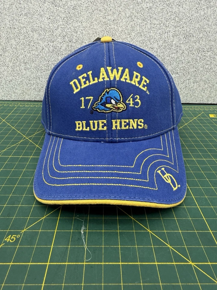 Sombrero bordado con tirantes University of Delaware Blue Gallinas “1743” - por The Game Foto 1 de 4
