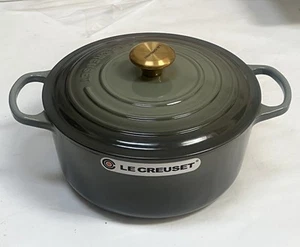 Neu Le Creuset EMAILLIERTER RUNDER Ofen aus Gusseisen 5,5 Quart Thymiangrün - Bild 1 von 12