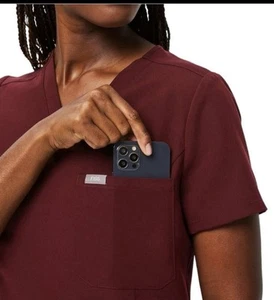 Blusa Médica Figs para Mujer Catarina Un Bolsillo Borgoña Mangas Cortas Talla Pequeña - Imagen 1 de 8