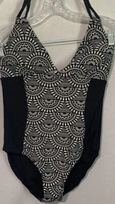 Merona |Talla M| Traje de baño de una pieza con relleno y forro geométrico en blanco y negro   Foto 1 de 4