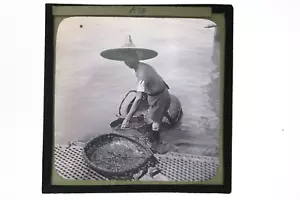 China, Hongkong, Mann im Wasser, Packtaschen, original antiker Laternenschieber - Bild 1 von 1