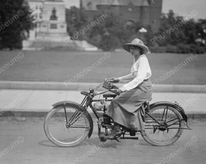 Mujer en moto vintage 8x10 reimpresión de foto antigua - Imagen 1 de 1