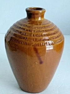 Jarrón vintage para maceta marrón de cerámica 6 1/4"" T crestas de apertura pequeñas 1""D en la parte superior - Imagen 1 de 6